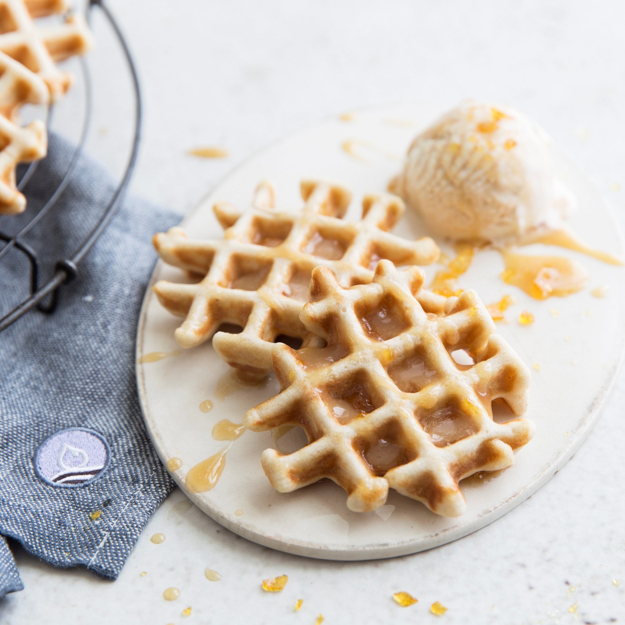 Erdnusswaffeln mit gesalzenem Karamell-Eis - Rezepte - Genuss - Bio Planète